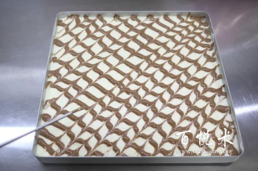 千秋紋鳳梨醬夾心蛋糕，松軟香甜比買的好吃實惠，5個雞蛋就能烤一大盤蛋糕